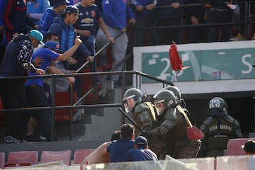 Hinchas de Universidad de Chile pelean con carabineros antes del partido contra Colo Colo por primera division en el estadio Nacional.