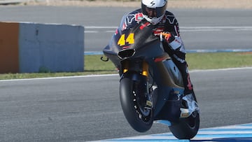 GRAFAND9368. JEREZ DE LA FRONTERA (CÁDIZ), 28/02/2024.- El piloto español de Moto2, Aron Canet (Fantic Racing), durante el primer día de entrenamientos oficiales del Campeonato del Mundo de Moto2 y Moto3, dentro de la pretemporada previa al inicio del certamen mundialista, este miércoles en el Circuito de Jerez-Ángel Nieto.en Jerez de la Frontera (Cádiz). EFE/Román Ríos
