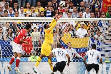 Steve Mandanda para el balón.