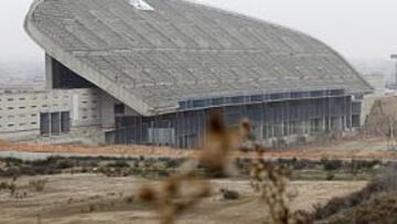 <b>ESTADO ACTUAL Y FUTURO. </b>La foto con las obras de La Peineta (en primer término) y el Centro Acuático (detrás) fue tomada ayer. En la recreación, cómo quedarían.