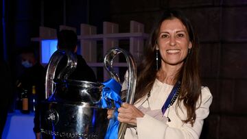 14/03/22   MARINA GRANOVSKAIA  DIRECTORA GENERAL DEL CHELSEA CF CON LA COPA DE EUROPA CHAMIPONS LEAGUE TROFEO  TWITTER CHELSEA CF