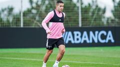 El lateral Hugo Mallo, durante un entrenamiento con el Celta en la ciudad deportiva Afouteza.