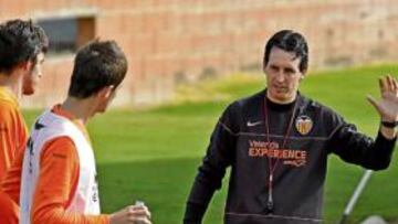 <b>ECHA MANO DE LA CANTERA. </b>Unai Emery ya trabajó ayer con Míchel, Arturo y Jaume, del Valencia B. A ellos se unirá hoy Ximo Navarro, además del meta Guaita, que ya es un fijo en las citaciones chés.