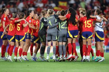 Alegría al final del partido: la selección española pasa a semifinales de la Eurocopa 2025 tras vencer a Suiza por 2-0.






