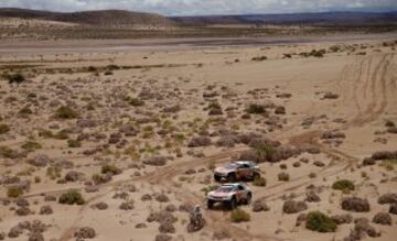 Los franceses Gregory Morat, Stephane Peterhansel, Cyril Despres durante la quinta etapa entre Tupiza y Oruro.