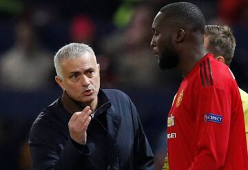 Manchester United Romelu Lukaku receives instructions from José Mourinho before coming on last night against Young Boys