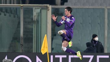 FILE PHOTO: Soccer Football - Serie A - Fiorentina v AC Milan - Stadio Artemio Franchi, Florence, Italy - November 20, 2021 Fiorentina&#039;s Dusan Vlahovic celebrates scoring their third goal REUTERS/Jennifer Lorenzini/File Photo