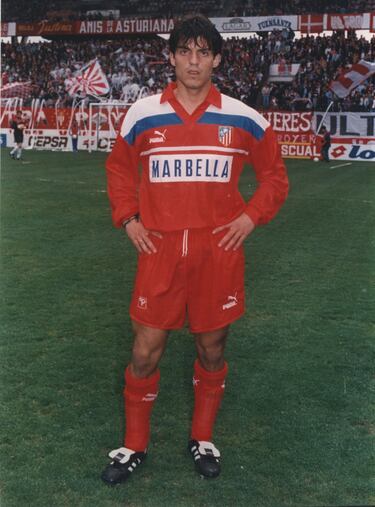 Segunda equipación del club colchonero de principios de la década de los 90 con la mítica publicidad de la ciudad de la Costa del Sol.