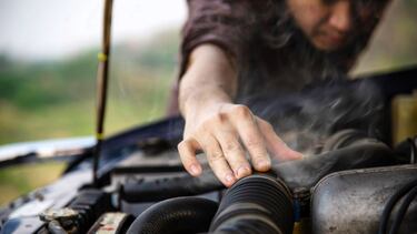 ¿Por qué no es bueno revisar el motor del auto con una corbata puesta?