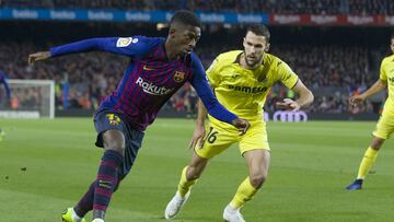El jugador del Barcelona Dembélé trata de conducir el balón ante el jugador del Villarreal Víctor Ruiz.