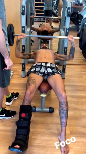 Neymar se recupera en el gimnasio.