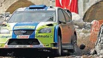 <b>LANZADO. </b>Gronholm lidera el rally con autoridad y su mayor preocupación es el mal tiempo.