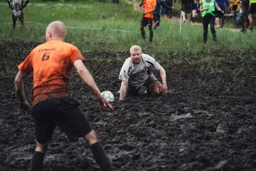 Cualquier superficie es buena para jugar un partido de fútbol. Incluso un campo embarrado como el que aparece en la imagen. Corresponde a la Copa Mundial de fútbol de pantano, que ha tenido lugar en Hyrynsalmi, Finlandia. Los equipos los forman cinco jugadores de campo y un portero que se enfrentan durante dos tiempos de diez minutos cada uno.