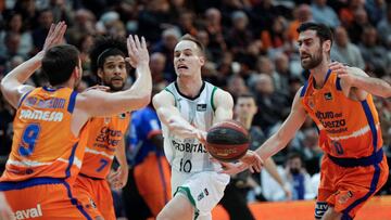 GRAFCVA1074. VALENCIA, 12/01/2020.- El escolta esloveno del Joventut de Badalona, Klemen Prepelic, asiste a un compañero ante la defensa de los jugadores del Valencia Basket, Sam Van Rossom, Louis Labeyrie y Joan Sastre (izqda a dcha), durante el partido correspondiente a la decimoséptima jornada de la Liga ACB disputado esta tarde en el pabellón de la Fuente de San Luis y en el que ambos equipos se juegan su presencia en la Copa del Rey. EFE/Manuel Bruque