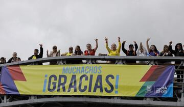 Miles de hinchas se tomaron las calles de la capital del país para demostrar su apoyo a la Selección Colombia.