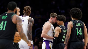 Luka Doncic se encara con el rookie Jeremiah Fears durante un lance del partido.