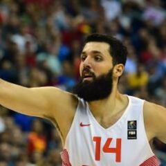 Nikola Mirotic pide perdón tras romper una bandera de Serbia
