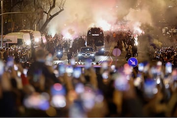 Cientos de seguidores recibieron al autobs de los jugadores del Real Madrid a su llegada al Benabu. El ambiete fue el de las grandes noches.