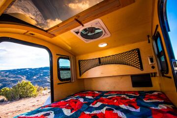 Todo ello en un espacio con detallados acabados de madera rústicos y una iluminación sin igual. Todo ello con un sistema de ventilación para poder disfrutar del interior de la cabina con constante aire fresco.