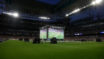 Retransmisión de la final de la Champions de 2022 entre el Real Madrid y el Liverpool en pantallas gigantes en el Santiago Bernabéu.