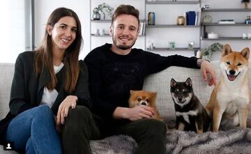 La novia de Saúl se llama Yaiza, pero poco más se conoce de ella. Es una mujer discreta que no se prodiga por las redes sociales. En la foto, posan con sus tres perros Boris, Ena y Thaila. 