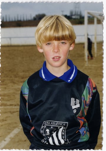 De Gea nació en Madrid el 7 de noviembre de 1990, aunque se crió en Illescas (Toledo).
Sus inicios como futbolista fueron a los nueve años en la Escuela del Casarrubuelos.