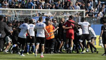 Antes del inicio del encuentro, ultras del Bastia saltaron al campo cuando el Lyon termin&oacute; su calentamiento.