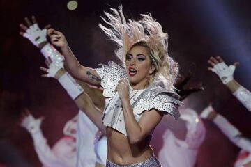 Lady Gaga durante su actuación en el intermedio de la Super Bowl 51.