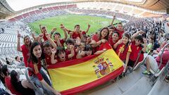 Piqué el protagonista del entrenamiento de España...todo en imágenes