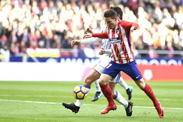 Gameiro trata de controlar el balón. 