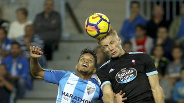 Daniel Wass salta para golpear de cabeza el bal&oacute;n junto a Rosales, jugador del M&aacute;laga.