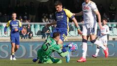 Verona (Italy), 13/03/2022.- Napoli's goalkeeper David Ospina (L) and Hellas Verona's Bosko Sutalo (C) in action during the Italian Serie A soccer match Hellas Verona vs SSC Napoli at Marcantonio Bentegodi stadium in Verona, Italy, 13 March 2022. (Italia) EFE/EPA/EMANUELE PENNACCHIO
