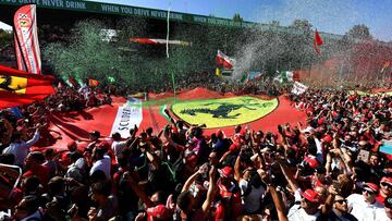 Fans display a giant Scuderia Ferrari banner as they celebrate after the Italian Formula One Grand Prix at the Autodromo Nazionale circuit in Monza on September 3, 2017. / AFP PHOTO / ANDREJ ISAKOVIC
PUBLICADA 04/09/17 NA MA34 3COL