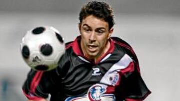 <b>LUCHA. </b>Jesús Perera se lleva el balón en un partido del Rayo.