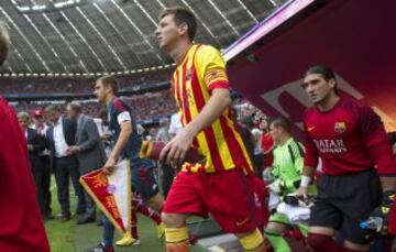 Leo Messi y Pinto saliendo al campo.