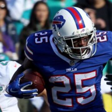 Koa Misi intenta placar a LeSean McCoy agarrándole del muslo.