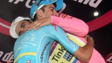 Fabio Aru y Contador, en el podio de Mil&aacute;n.