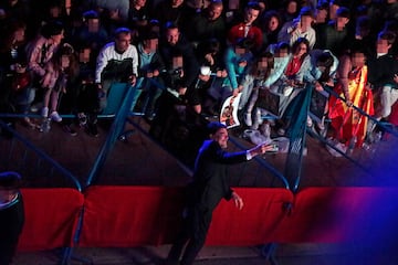 El campeón del mundo del peso pluma de la UFC, Ilia Topuria, es recibido por más de 8.000 aficionados en la plaza del Ayuntamiento. En la imagen Luis Barcala, alcalde de Alicante.