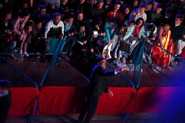 El campeón del mundo del peso pluma de la UFC, Ilia Topuria, es recibido por más de 8.000 aficionados en la plaza del Ayuntamiento. En la imagen Luis Barcala, alcalde de Alicante.