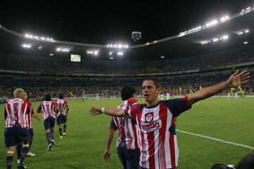 Ya titular en las Chivas, explotó de forma definitiva en el arranque del Bicentenario 2010. Anotó ocho goles en los primeros cinco partidos del torneo, incluyendo tres dobletes consecutivos (a Toluca, Tigres y Tecos). El arreo le bastó para encaminarse al liderato de goleo