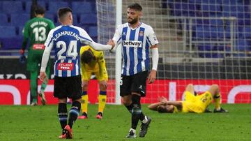 Campuzano choca la mano con David López tras el pitido final del Espanyol-Alcorcón del pasado sábado.