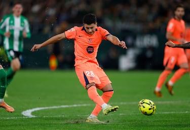 El jugador del Barcelona, Roony Bardghji, marca el 1-3 al Betis. 