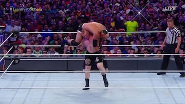 Brock Lesnar levanta a Goldberg durante el combate principal del Wrestlemania 33.