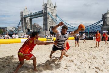 Un momento del Torneo de Rugby Playa de Londres disputado en el Potters Fields Park. 