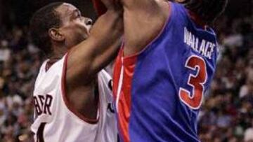 <b>EL MEJOR DEFENSOR DEL AÑO. </b>Ben Wallace (Detroit Pistons) tapona un lanzamiento de Chris Webber (Philadelphia 76ers).
