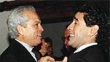 <B>UNA ÉPOCA HISTÓRICA</B>. Muchos nombres famosos en el panorama futbolístico desfilaron por el Sevilla junto a él, por ejemplo con Maradona.