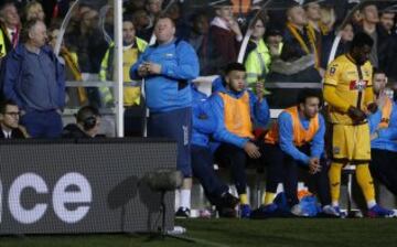 Wayne Shaw comiendo en el banquillo durante el partido de quinta ronda de la FA Cup que disputó su equipo, el Sutton United de quinta división, contra el Arsenal.