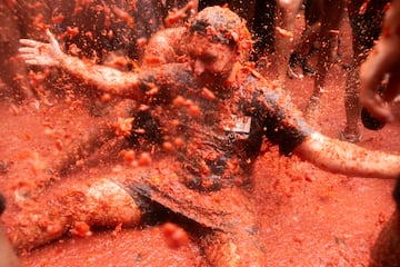 Un hombre durante la Tomatina de Bu?ol 2024.