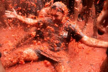 Un hombre durante la Tomatina de Buñol 2024.