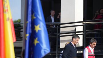El presidente del Gobierno, Pedro Sánchez (i) y el presidente de la Generalitta valenciana, Carlos Mazón (d), durante su visita el Centro de Coordinación Operativo Integrado (CECOPI) de la Comunitat Valenciana, a 31 de octubre de 2024, en L'Eliana, Valencia, Comunidad Valenciana (España). Desde este centro se coordinan las labores de emergencia en las zonas afectadas por la DANA. Esta mañana se han reanudado las labores de búsqueda de los desaparecidos en la zona afectada por la dana en la Comunidad Valenciana, que se ha cobrado la vida de al menos 92 personas. Otras tres han muerto en Castilla-La Mancha y una, en la zona de Málaga, todas como consecuencia de la DANA. La Generalitat movilizará 250 millones en ayudas por la catástrofe, con 6.000 euros para cada afectado.
31 OCTUBRE 2024
Jorge Gil / Europa Press
31/10/2024